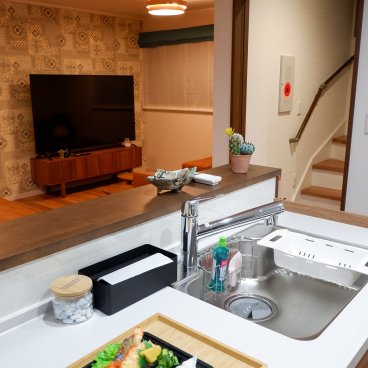 Ici Japon Village (Tokyo), vue depuis la cuisine sur le coin TV de la maison B