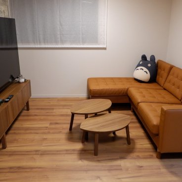 Ici Japon Village (Tokyo), salon avec canapé et coin TV de la maison B