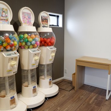 Ici Japon Village (Tokyo), distributeurs de Gashapon disponibles dans les 2 hôtels