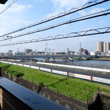 Ici Japon Village (Tokyo), vue depuis la maison A sur la rivière Shinnaka et Tokyo Skytree (en fond)