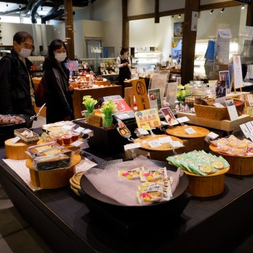 Koedo Kurari (Kawagoe), à l'intérieur du magasin Omiyage dokoro