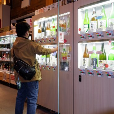 Koedo Kurari (Kawagoe), distributeurs automatiques de Nihonshu dans la boutique de saké Kikizake dokoro