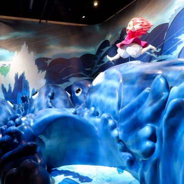 Ghibli Park (Nagoya), scène du film Ponyo sur la falaise de l'exposition Becoming Characters in Memorable Ghibli Scenes