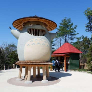 Ghibli Park (Nagoya), statue Totoro du temple Dondoko-do de la Forêt Dondoko