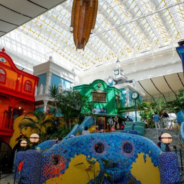 Ghibli Park (Nagoya), grand escalier central en mosaïque de l'Entrepôt géant 2