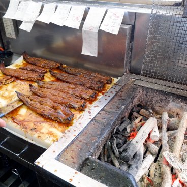 Sumibiyaki Unagi Higashiyama Bussan (Shima), vue sur la cuisson des anguilles au charbon de bois