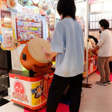 Namco Akihabara (Tokyo), étage 3F consacré aux jeux musicaux (tambour Taiko no Tatsujin) sur bornes d'arcade