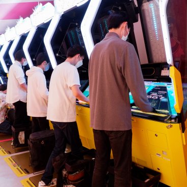 Namco Akihabara (Tokyo), étage 3F consacré aux jeux musicaux (Chunithm) sur bornes d'arcade