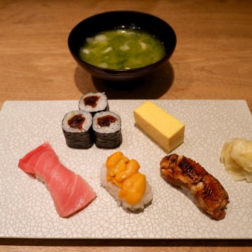 Otaru Masazushi Ginza (Tokyo), assiette de différents sushis et makis avec soupe miso