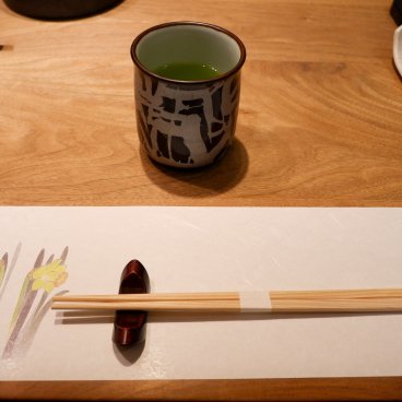 Otaru Masazushi Ginza (Tokyo), table dressée pour déguster des sushis