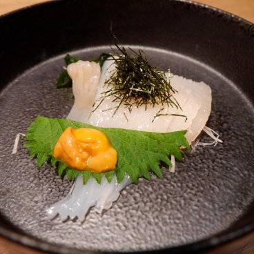 Otaru Masazushi Ginza (Tokyo), assiette Ika Somen (calmar cru découpé en nouilles fines avec une sauce à l'oursin)