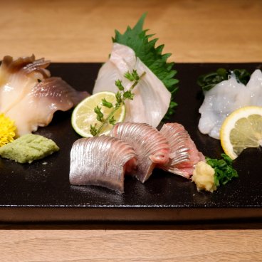 Otaru Masazushi Ginza (Tokyo), assiette de plusieurs poissons en sashimi dont du hareng