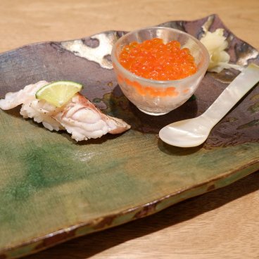 Otaru Masazushi Ginza (Tokyo), assiette avec sushi cuit et oeufs de saumon