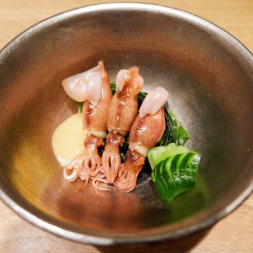 Otaru Masazushi Ginza (Tokyo), bol avec des petits calmars cuisinés