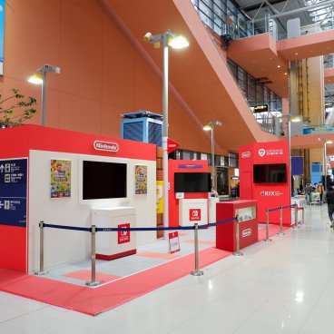 Aéroport international du Kansai (KIX, Osaka), Terminal 1, stand éphémère Nintendo à l'arrivée des vols internationaux