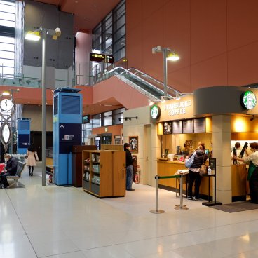 Aéroport international du Kansai (KIX, Osaka), Terminal 1, café Starbucks à l'arrivée des vols internationaux