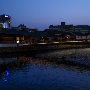 Dejima (Nagasaki), pont piéton vers la porte d'entrée principale Omotemon à la tombée de la nuit