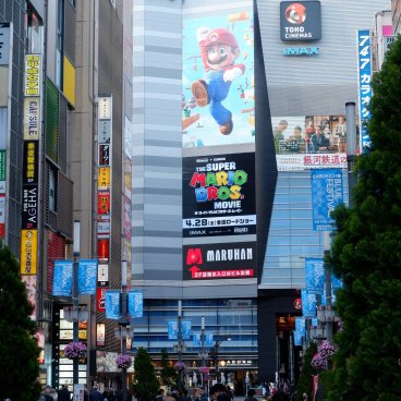 Statue de la tête de Godzilla (Kabukicho, Shinjuku à Tokyo), vue depuis la rue Kabukicho Central Road