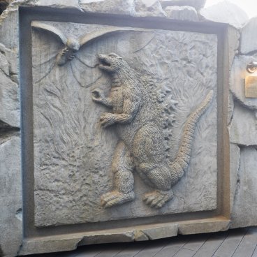 Statue de la tête de Godzilla (Kabukicho, Shinjuku à Tokyo), stèle exposée au Café Terrace Bonjour de l'hôtel Gracery