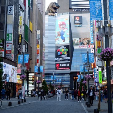 Statue de la tête de Godzilla (Kabukicho, Shinjuku à Tokyo), vue depuis la rue Kabukicho Central Road 2