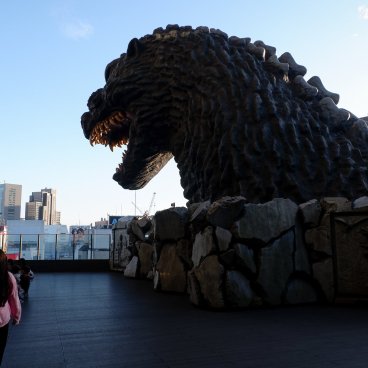 Statue de la tête de Godzilla (Kabukicho, Shinjuku à Tokyo), vue depuis le Café Terrace Bonjour de l'hôtel Gracery 2