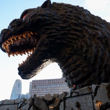 Statue de la tête de Godzilla (Kabukicho, Shinjuku à Tokyo), vue depuis le Café Terrace Bonjour de l'hôtel Gracery