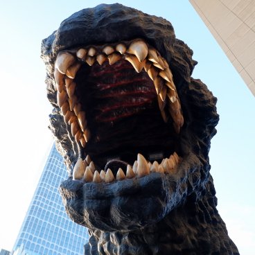 Statue de la tête de Godzilla (Kabukicho, Shinjuku à Tokyo), vue depuis le Café Terrace Bonjour de l'hôtel Gracery 3