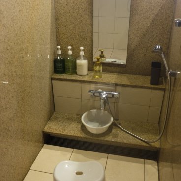 First Cabin Kansai Airport (Osaka), espace pour se laver avant le bain commun Sento