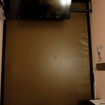 First Cabin Kansai Airport (Osaka), vue intérieure sur la télévision et rideau fermé dans une chambre Business Class Cabin