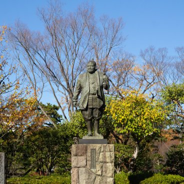 Parc du château de Sunpu, statue de Tokugawa Ieyasu avec un faucon