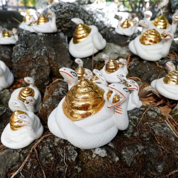 Shibamata (Katsushika, Tokyo), petites statues de serpent blanc en offrande à Benzaiten au temple Taishakuten