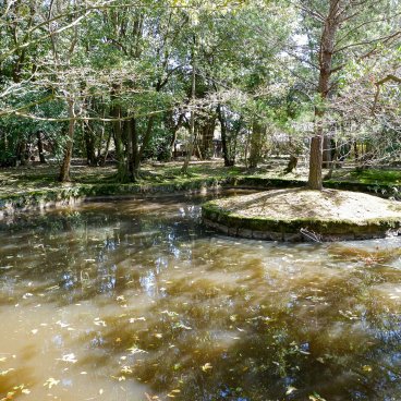 Toshodai-ji (Nara), plan d'eau qui encadre le mausolée Kaizangobyo (tombe de Ganjin)