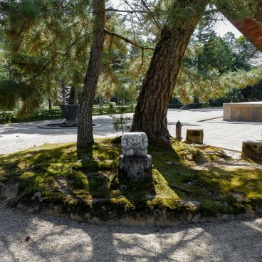 Toshodai-ji (Nara), enceinte du temple et vue sur les piliers du pavillon Hondo