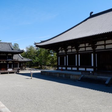 Toshodai-ji (Nara), vue arrière sur le pavillon Hondo et la tour du tambour (également Shari-den pour ses reliquaires) 