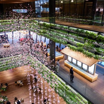 Yaesu (Tokyo), atrium Hanasaka Square de Yanmar Tokyo