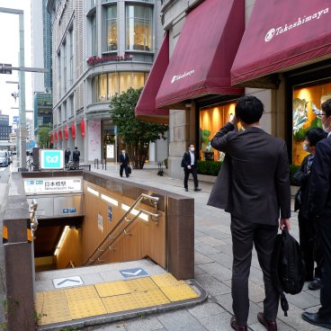 Yaesu (Tokyo), sortie de la bouche de métro Nihonbashi (quartier voisin)