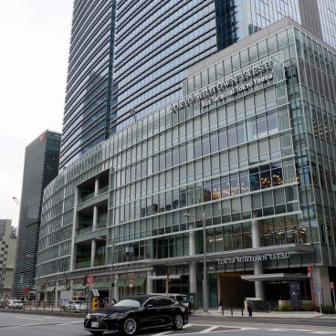 Yaesu (Tokyo), bâtiment du Tokyo Midtown Yaesu et terminal de bus