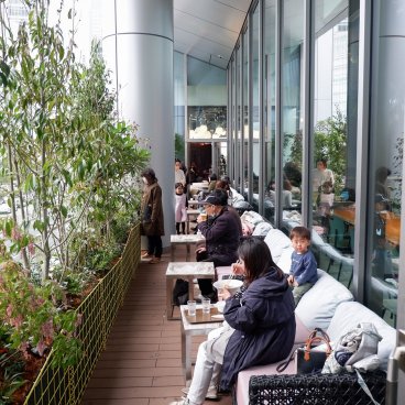 Yaesu (Tokyo), terrasse en plein air avec restauration à Tokyo Midtown Yaesu