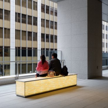 Yaesu (Tokyo), terrasse couverte avec banc à Tokyo Midtown Yaesu