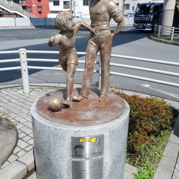 Pèlerinage Captain Tsubasa (Katsushika, Tokyo), statue de Roberto Hongo et Ozora Tsubasa
