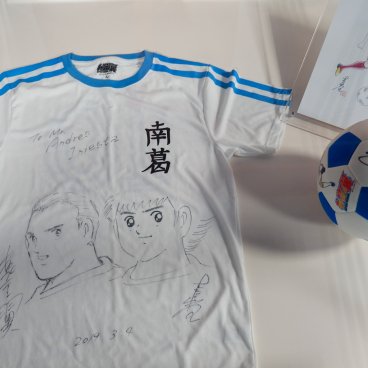 Pèlerinage Captain Tsubasa (Katsushika, Tokyo), maillot et ballon de foot dédicacé par Takahashi pour Andrés Iniesta en gare de Yotsugi