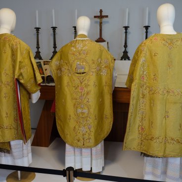 Église Oura (Nagasaki), mannequins habillés en prêtres catholiques