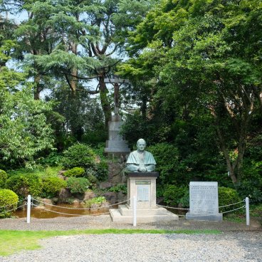 Église Oura (Nagasaki), statues du pape Jean-Paul II et du père Petitjean