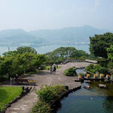 Glover Garden (Nagasaki), vue sur le port depuis le plan d'eau devant l'ancienne maison du quai n°2 de Mitsubishi