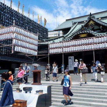 Naritasan Fukagawa Fudo-do (Tokyo), vue sur les pavillons principaux (ancien et moderne) pendant Fukagawa Hachiman Matsuri