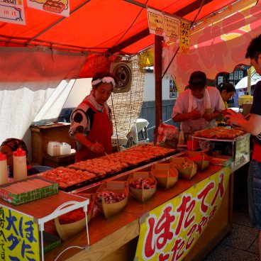 Naritasan Fukagawa Fudo-do (Tokyo), stand de takoyaki à l'entrée du temple pendant Fukagawa Hachiman Matsuri