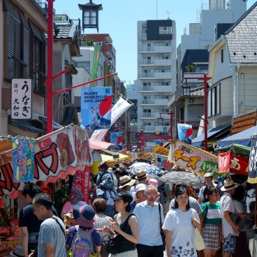 Naritasan Fukagawa Fudo-do (Tokyo), allée marchande à l'entrée du temple pendant Fukagawa Hachiman Matsuri 