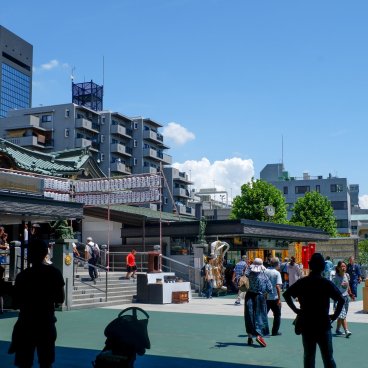 Naritasan Fukagawa Fudo-do (Tokyo), esplanade principale pendant Fukagawa Hachiman Matsuri