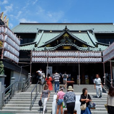 Naritasan Fukagawa Fudo-do (Tokyo), vue sur les pavillons principaux (ancien et moderne) pendant Fukagawa Hachiman Matsuri 2