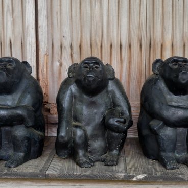 Shikoku Mura (Takamatsu), Statues de singes au pavillon de retraite de la résidence Nakaishi
